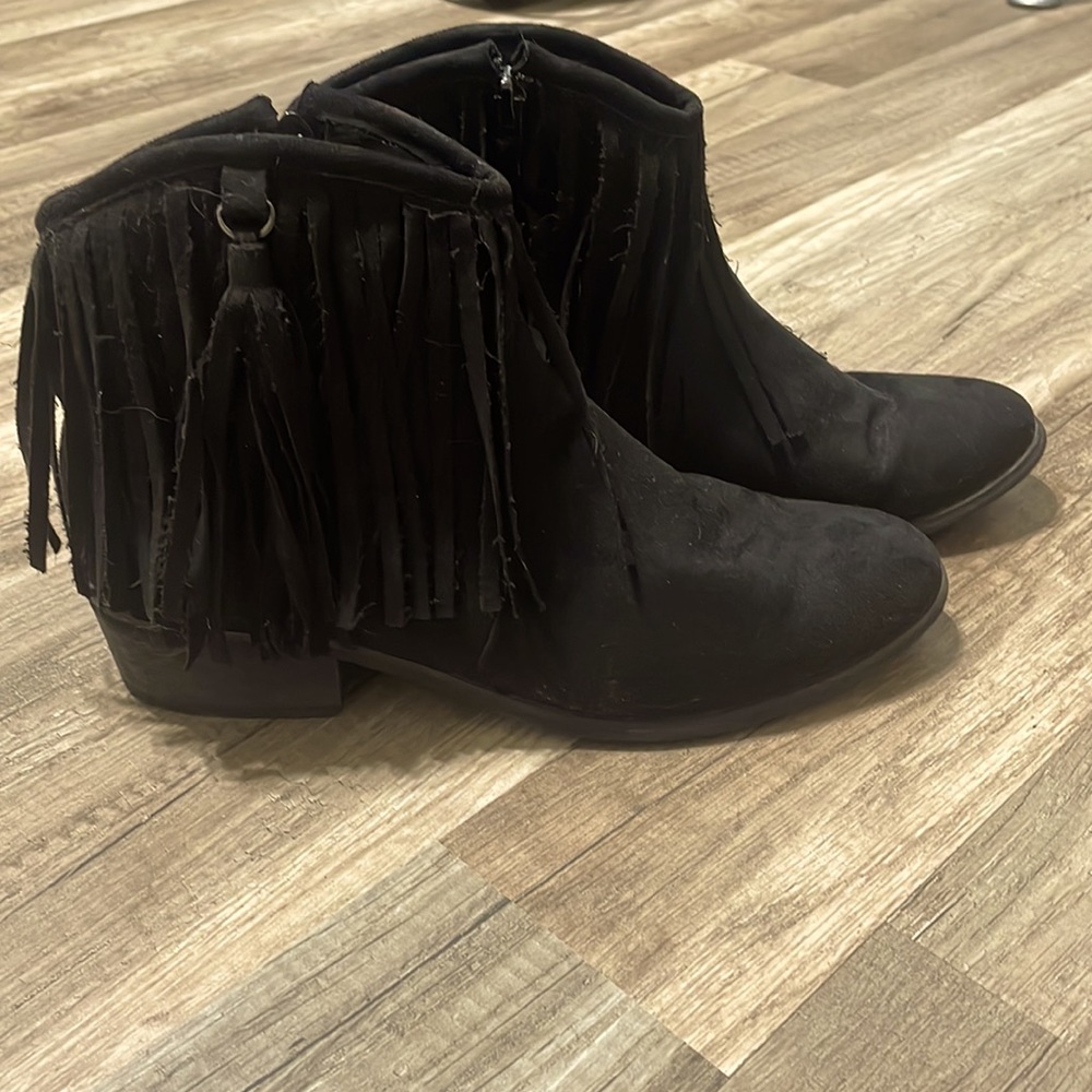 Reneeze black suede booties with fringe size 7